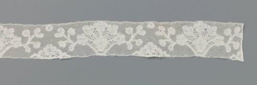 Strip of bobbin lace with fan-shaped flowerpots and rosette flowers