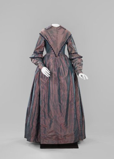 Japon with flat collar, long sleeves and a pointed bodice of purple-green changeant silk, lined with glazed purple cotton; trimmings in blue, black and beige