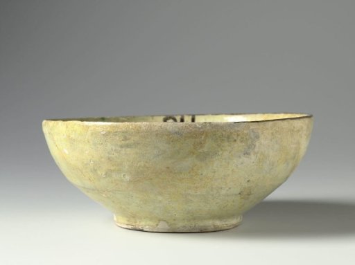 Bowl with stylised birds and a pseudo-inscription
