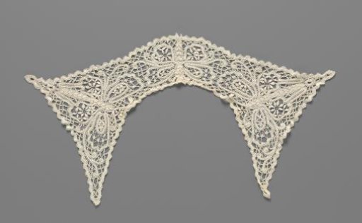 Collar of bobbin lace with three butterflies