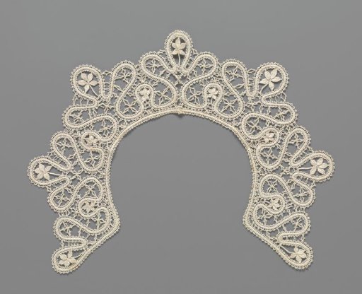 Collar of bobbin lace with heart and drop shape between two lobes formed by a narrow continuous ribbon
