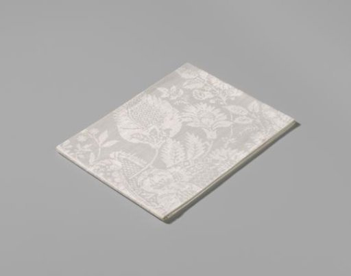 Napkin of linen damask with a lace pattern