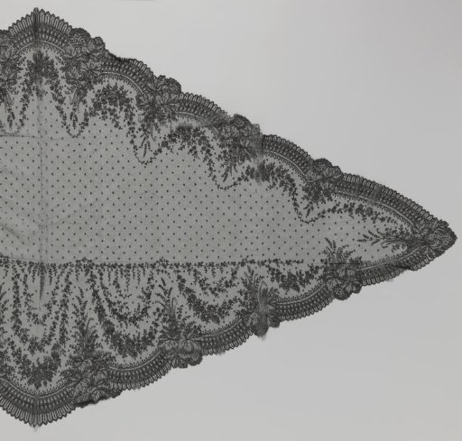 Fichu with border of black bobbin lace with rosettes and snowballs