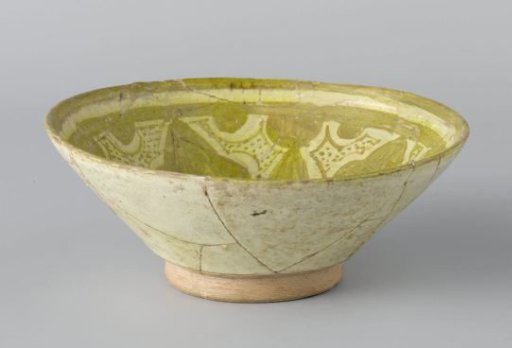 Bowl with a stylized flower and foliate motifs