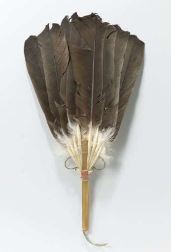Stick fan with a blade of eight goose feathers and a horn handle