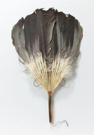 Stick fan with a blade of sixteen goose feathers and a horn handle