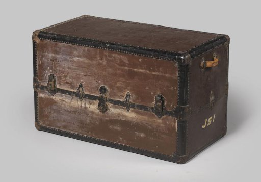 Ship's trunk of wood covered with rubber