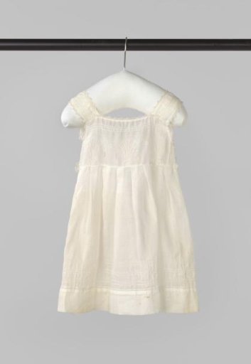 Sleeveless dress with edges around the collar trimmed with frivolité