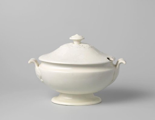 Soup tureen with lid, oval, cream-coloured, with a knob in the shape of a flower
