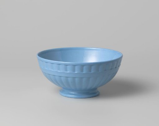 Come, blue, with sculpted wall, interrupted by a smooth horizontal band