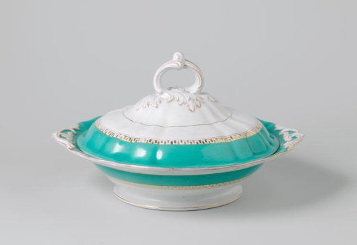 Lid, round, with a green rim and a golden Greek band