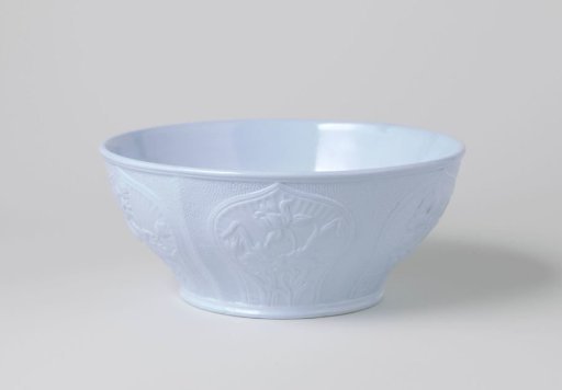 Come, blue, with six onion-shaped cartouches with flowers in relief on the outside of the wall