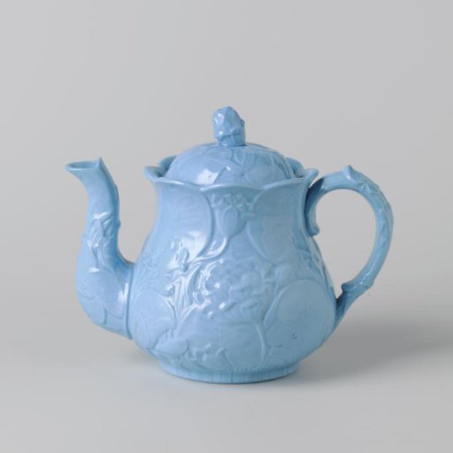 Lid of a teapot, blue, with leaves and flowers in relief