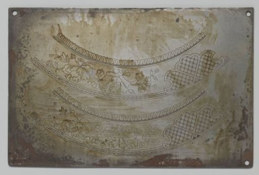 Plate with engraved decorations for earthenware featuring flowers and children lighting a fire