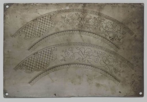 Plate with engraved decorations for an earthenware plate with the decoration ORIENTAL