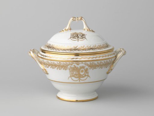 Cover of a tureen with the coat of arms of Hendrik Peter Godfried Quack and Isabella Gertraud von Carnap