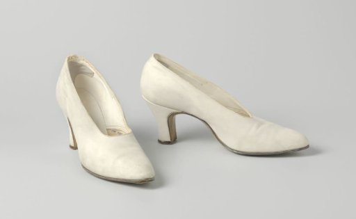 Ladies' shoe of ivory-white suede, high-cut shaft and high heel