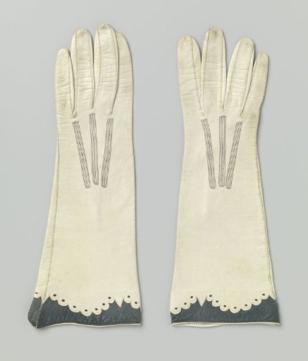 Pair of gloves with scalloped edges