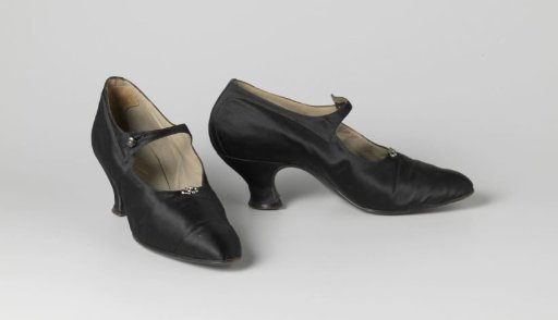 Black satin shoe with 'pompadour' heel