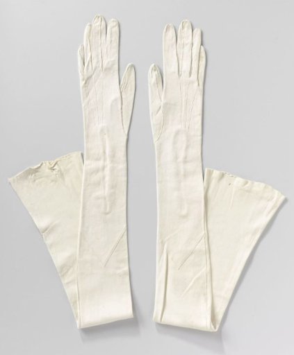 Glove, gauntlet, of white wash leather with fastening of mother-of-pearl buttons