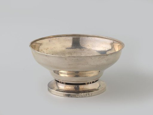 Silver fruit bowl, round, with a foot separated from the bowl by three times five spheres