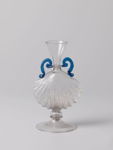 Flacon with a shell-shaped body