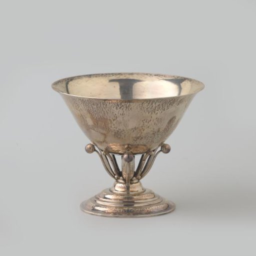 Silver coupe with a multi-jointed vaulted oval foot separated from the vaulted bowl with a hammered texture by an openwork section