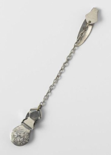 Petticoat support of metal with unadorned hook for the waist and round clasp, decorated with a floral motif
