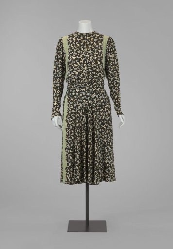 Japon of crêpe de chine with black ground and fantasy motifs in grey-blue and white, with round neck, long sleeves and overskirt