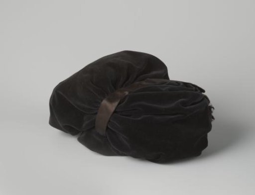 Beret of black silk velvet decorated with a black satin ribbon
