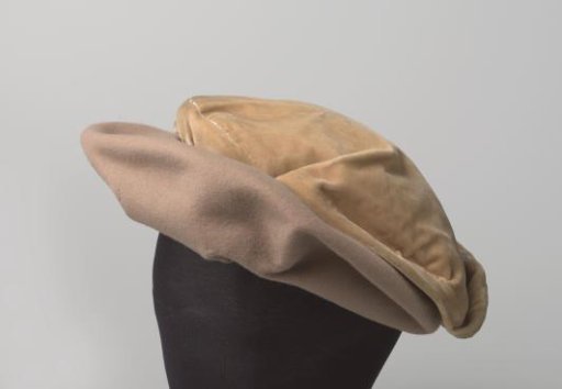 Baret met een bol van leverkleurig zijden fluweel en een rand in dezelfde kleur vilt