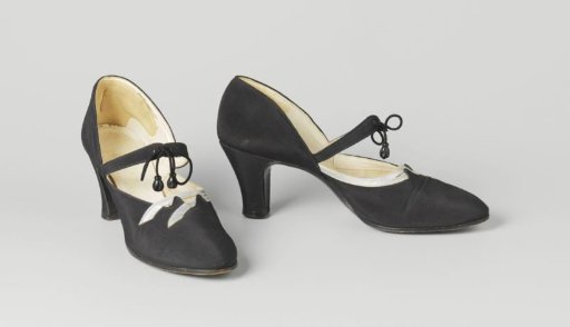High-heeled shoes with undulating bands