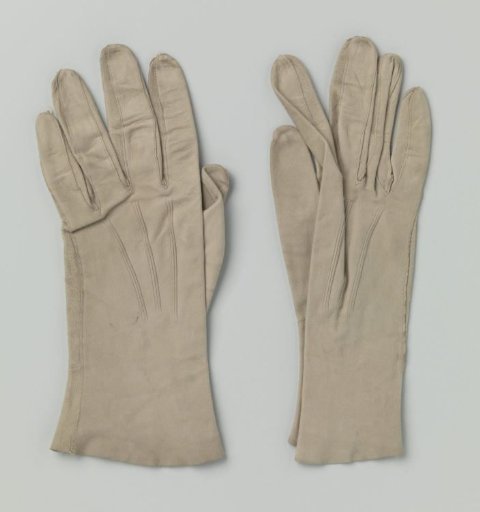 Glove in tan leather