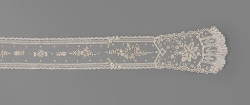 Bow tie of bobbin lace applied to machine-made tulle