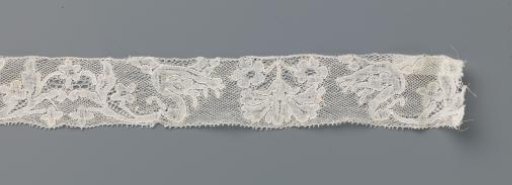 Strip of bobbin lace with swans and carnations
