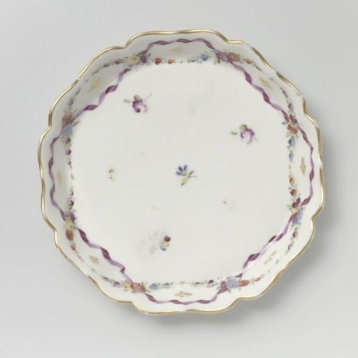 Pattipan, painted with straw flowers and gold sequins
