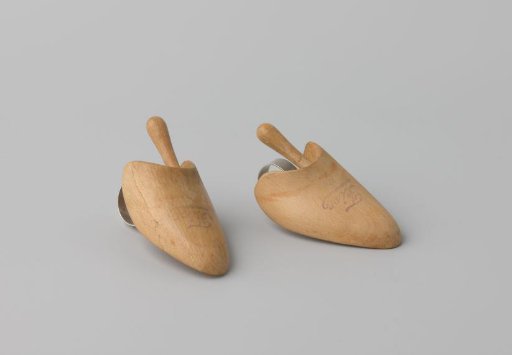 Shoe stretcher of wood and metal