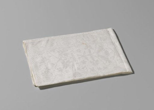 Napkin of white linen damask with the coupled coats of arms Von Inn- und Kniphausen and Von Ewsum