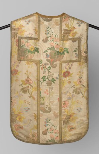 Chasuble of gold brocade with floral pattern, so-called "Bizar" design