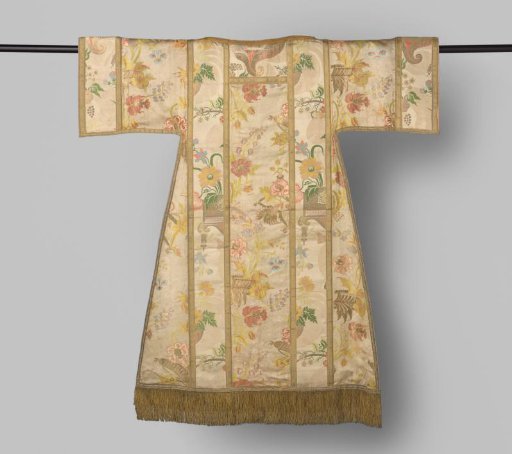 Dalmatic of gold brocade with floral pattern, so-called "Bizar" design