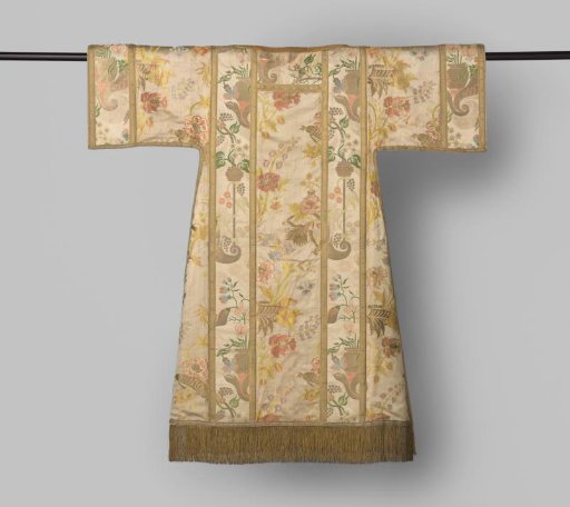 Dalmatic of gold brocade with floral pattern, so-called "Bizar" design