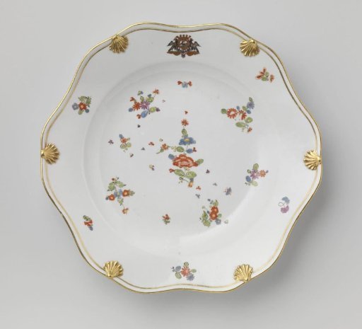 Dish, polychrome painted with Kakiemon wild flowers and the coat of arms of Heinich count von Podewils (1695-1760)