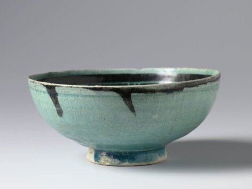 Bowl with a stylised flower and ornamental border