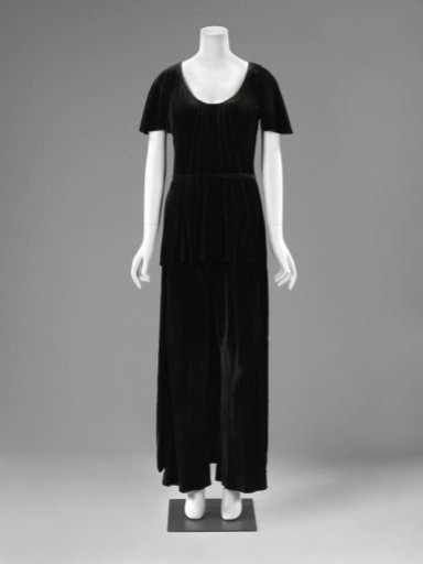House pajamas of black silk velvet