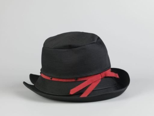 Hat of black embroidered satin decorated with a red grosgrain ribbon and black gimp. Together with hatbox from La femme chic Amsterdam.