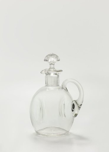 Carafe with indentations