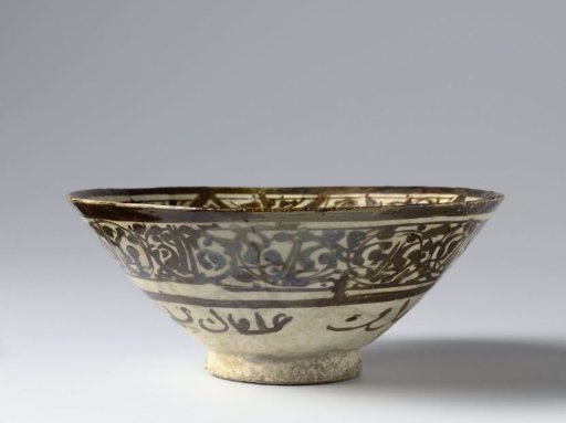 Bowl with a bird and foliate scrolls in a panel decoration