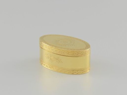 Snuff box of gold, oval with straight sides. On the front and back a carved pumpkin branch with fruit and four leaves