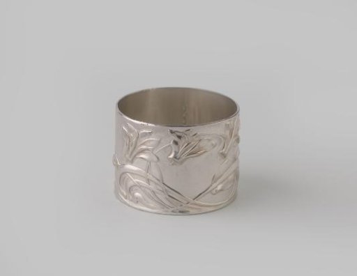 Napkin ring with chased depiction of three cyclamens