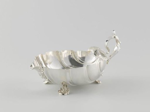 Sauce boat in shell shape with three feet and handle